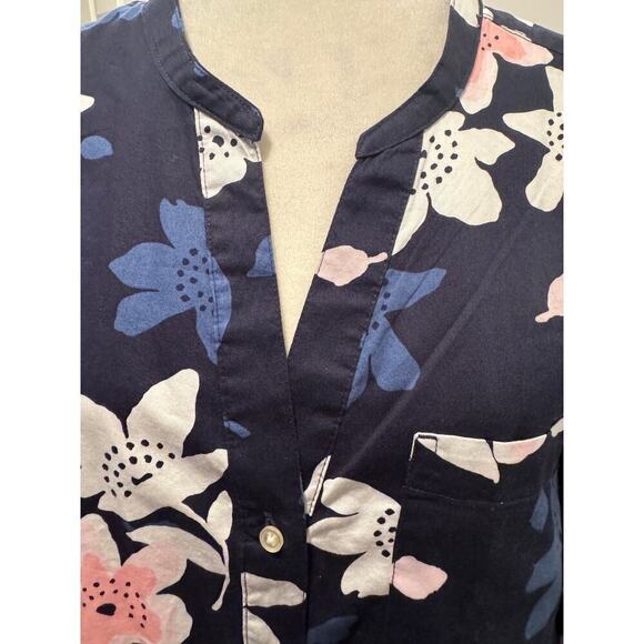 Free Assembly Navy Blue with Pink and White Flowers V-Neck Top - size Large - Picture 5 of 9